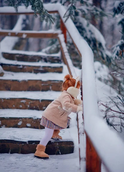 Güzel Kız Karlı Kış Parkında Eğleniyor — Stok fotoğraf