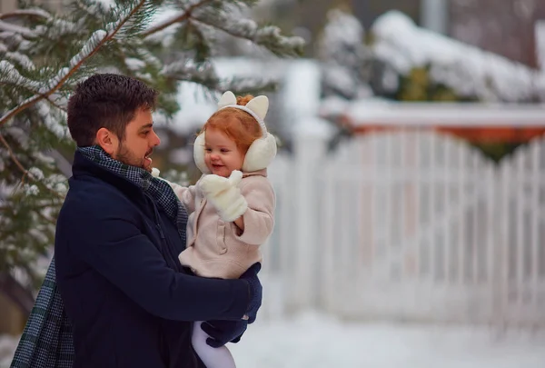 冬の雪の中屋外で楽しい赤ちゃんの娘を持つ陽気な父親 — ストック写真