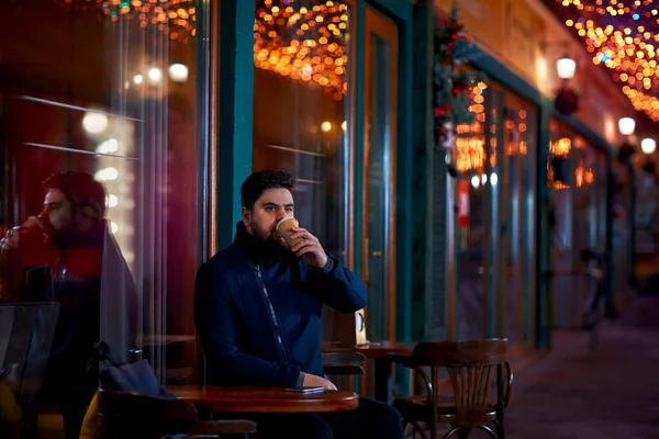 Mladý Dospělý Muž Sedí Sám Městské Venkovní Kavárně Noci Útulné — Stock fotografie