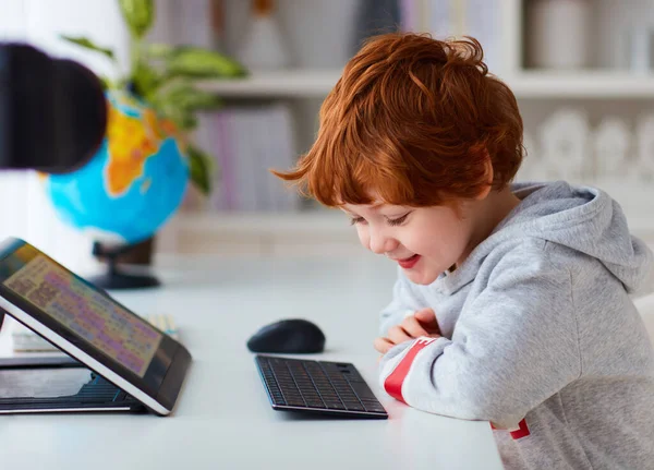 Criança Ruiva Feliz Digitando Teclado Estudando Laptop Casa — Fotografia de Stock
