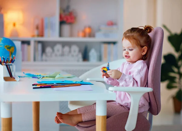 Söt Småbarn Flicka Skär Applikation Med Sax Hemma — Stockfoto