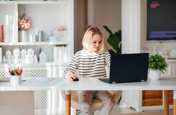 Söt Unge Sitter Vid Skrivbordet Surfa Internet Laptop Mysiga Heminredning — Stockfoto