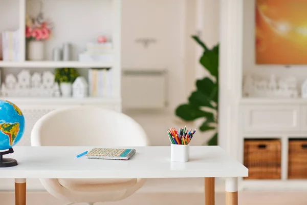 Accogliente Home Office Con Mobili Legno Tavolo Bianco Con Matite — Foto Stock