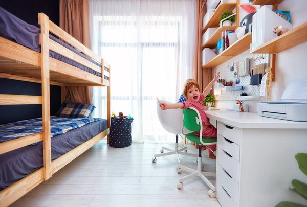 Delat Barnsovrum Med Våningssäng Stort Bord Och Vägghyllor För Två — Stockfoto