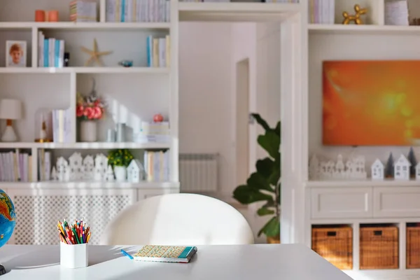 日照舒适的家庭办公室室内 木制家具 白色桌子 彩色铅笔 — 图库照片