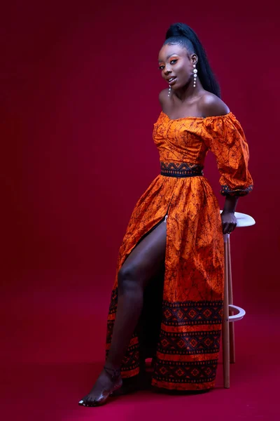 Belle Femme Africaine Élégante Robe Traditionnelle Sur Fond Rouge Plan — Photo