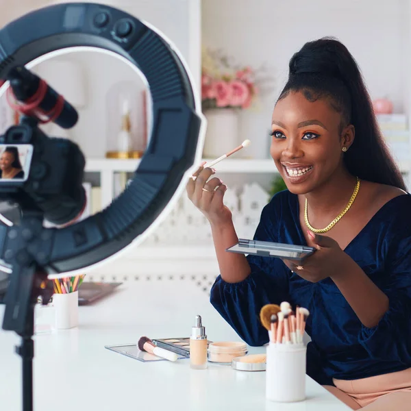 Szczęśliwy Młody Afryki Amerykanka Kobieta Streaming Piękno Vlog Domu Online — Zdjęcie stockowe