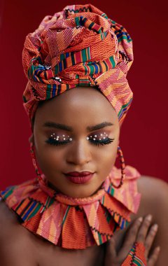 Geleneksel kıyafetli güzel Nijeryalı kadın portresi
