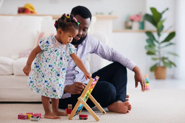 Africam Família Americana Pai Filha Brincando Com Ábaco Madeira Brinquedos — Fotografia de Stock