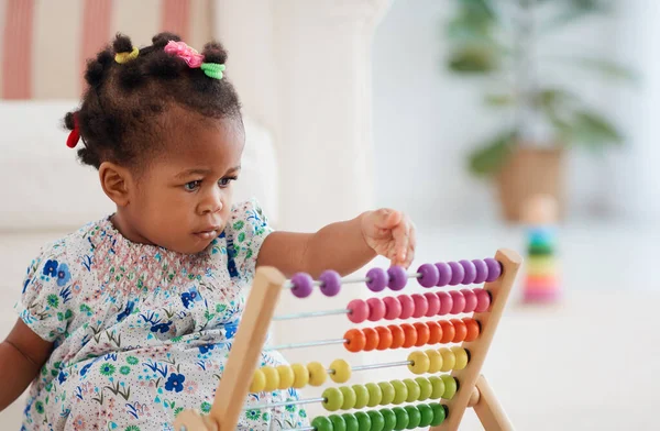 Söt Afrikansk Amerikansk Liten Flicka Spelar Färgglada Abacus Leksak Hemma — Stockfoto