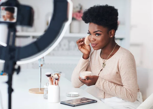 Feliz Joven Afroamericana Mujer Transmitiendo Vlog Belleza Desde Casa Creador — Foto de Stock