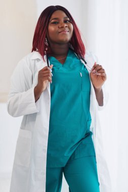 Steteskoplu kendinden emin genç bir doktorun portresi.