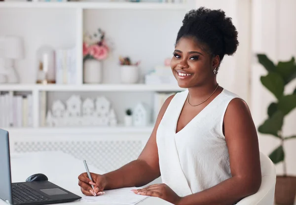 Alegre Joven Sentada Escritorio Escribiendo Estudiando Casa — Foto de Stock