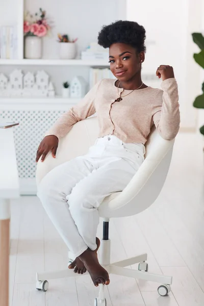 Alegre Joven Sentada Una Silla Una Habitación Luminosa Casa — Foto de Stock