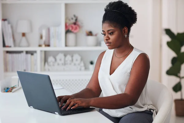 Alegre Joven Sentada Escritorio Trabajando Ordenador Portátil Oficina Casa — Foto de Stock