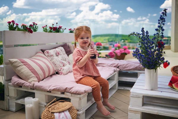 Roztomilé Batole Dítě Dívka Pití Šťávy Střešní Terase Doma Útulný — Stock fotografie