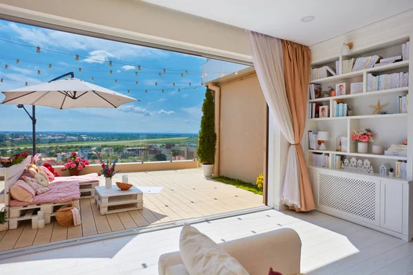 Açık Çatı Terası Olan Rahat Bir Oturma Odası Sıcak Yaz — Stok fotoğraf