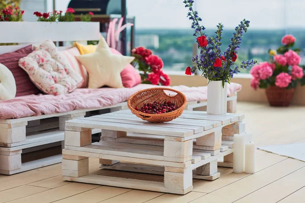 夏日庭院里舒适漂亮的带彩色枕头的托盘家具 — 图库照片
