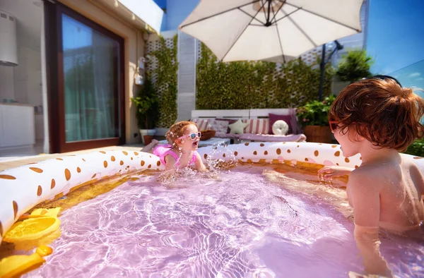 Enfants Excités Amusant Dans Piscine Gonflable Maison Patio Journée Ensoleillée — Photo