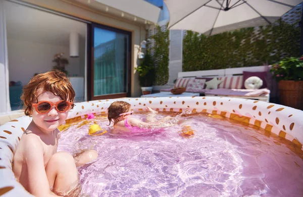 Leuke Kinderen Hebben Plezier Opblaasbaar Zwembad Thuis Patio Zonnige Zomerdag — Stockfoto