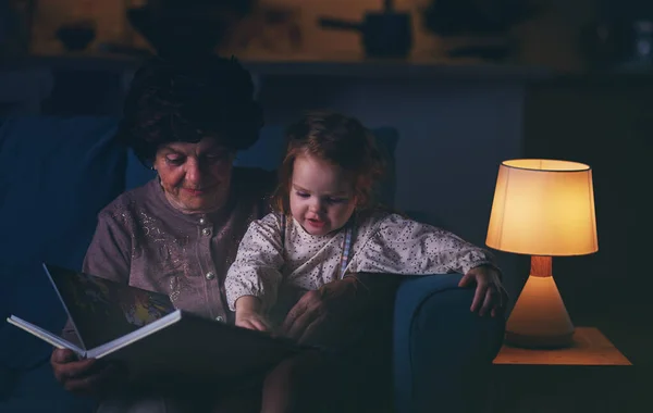 Amable Abuela Contando Una Historia Árbol Familiar Nieta Pequeña Sentada —  Fotos de Stock