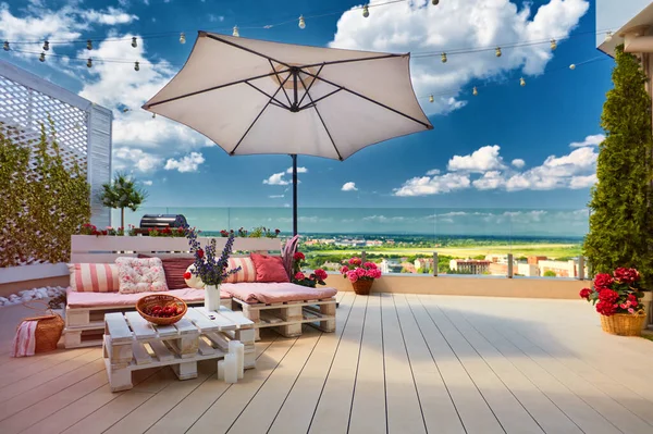 Cozy Rooftop Patio Wooden Pallet Furniture Umbrella Decking Sunny Summer — Stock Photo, Image