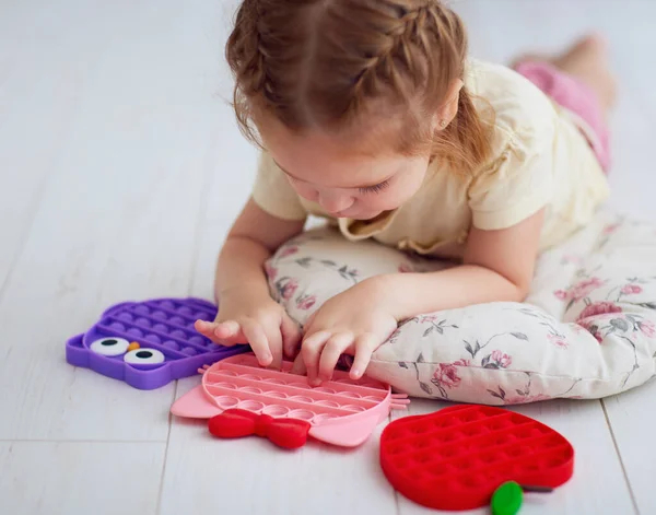 Felice Bambina Che Gioca Con Giocattoli Sensoriali Colorati Spingendo Bolle — Foto Stock