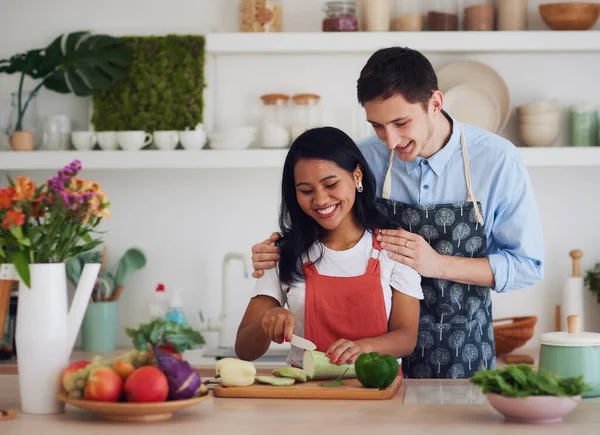 Lyckligt Par Skära Grönsaker Köket — Stockfoto