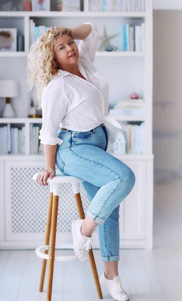 Attractive Size Woman Wearing High Waist Jeans Knotted Shirt — Stock Photo, Image