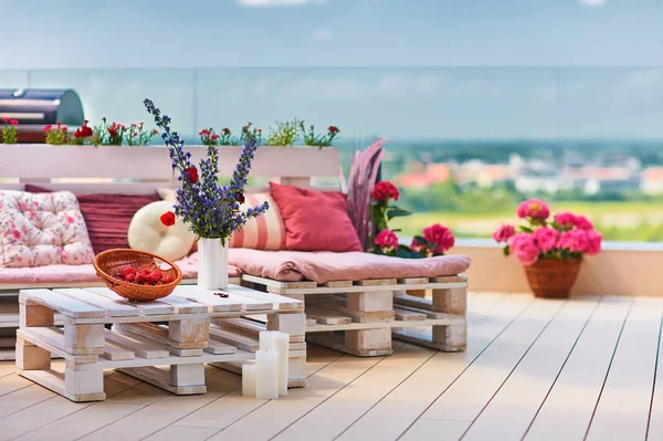 Cute Cozy Pallet Furniture Colorful Pillows Summer Patio Lounge Outdoor — Stock Photo, Image