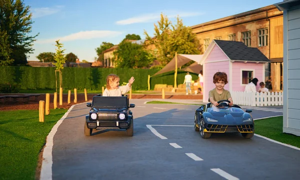 Crianças Felizes Dirigindo Carros Elétricos Brinquedo Divertindo Playground — Fotografia de Stock