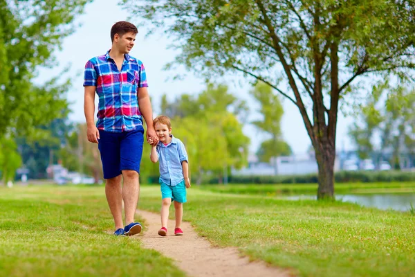 Vader en zoon communicatie, wandelen buitenshuis — Stockfoto