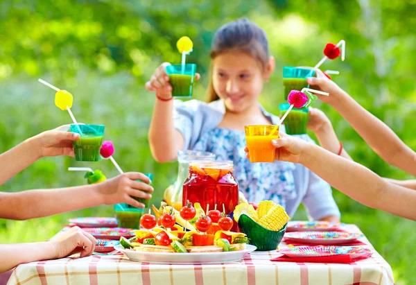 Färgglada picknickbord med grupp av barn runt — Stockfoto