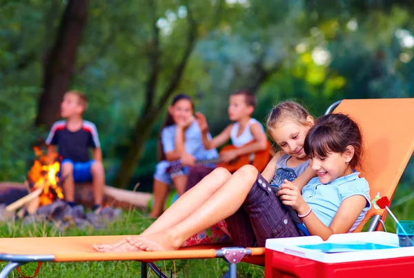 Les enfants qui s'amusent dans un camp d'été — Photo