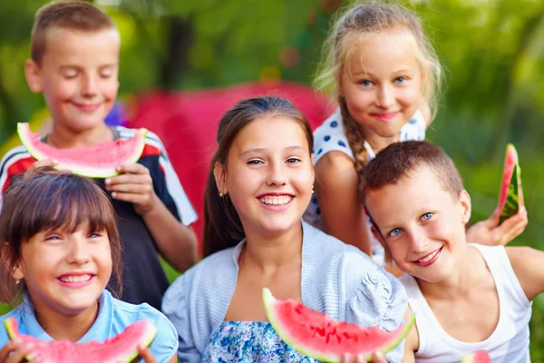 Amigos felizes comendo melancia, ao ar livre — Fotografia de Stock