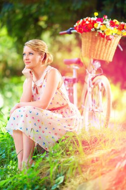 zarif Bayan Bisiklete binmek sonra rahatlatıcı