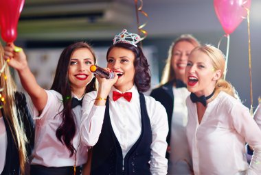karaoke partisi eğlenceli kız arkadaş grubu
