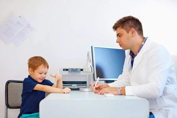 Menino no pediatra médico, psicólogo — Fotografia de Stock