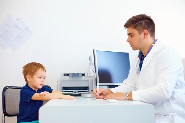 Niño en el pediatra médico, psicólogo — Foto de Stock