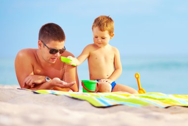 mutlu baba ve çocuk kum plaj gör