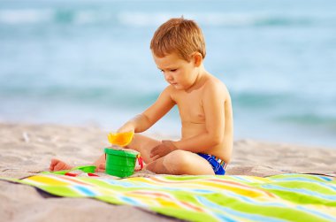 kum plaj oyuncakları ile oynarken sevimli