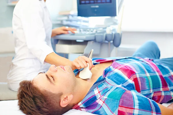 Homme soumis à l'examen d'échographie médicale — Photo