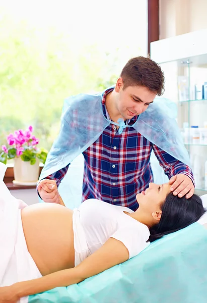 Pareja calmante mujer embarazada durante el parto afiliado —  Fotos de Stock
