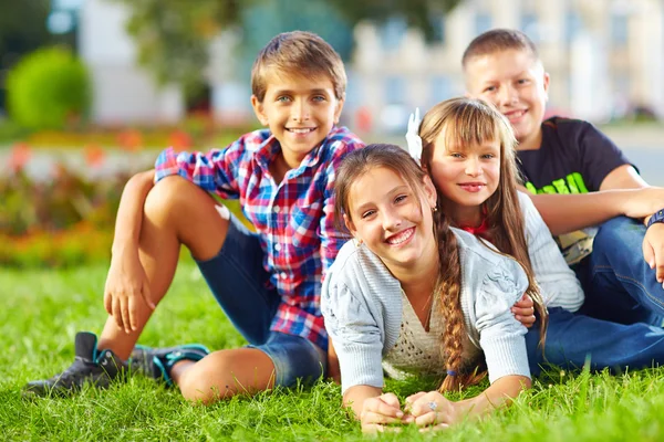 Gelukkig schoolkinderen spelen in het park — Stockfoto