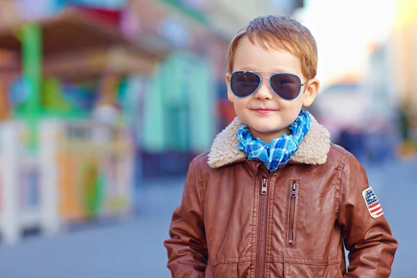 Retrato de niño sonriente caminando por la calle — Foto de Stock