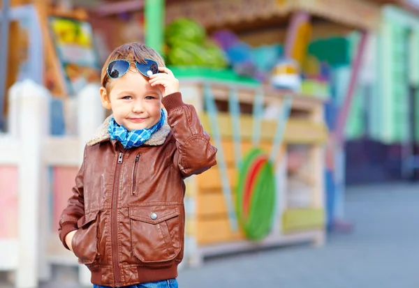 Стильний хлопчик знімає сонцезахисні окуляри, на міській вулиці — стокове фото