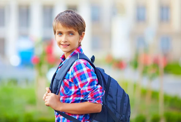 Retrato de colegial lindo con mochila, al aire libre —  Fotos de Stock