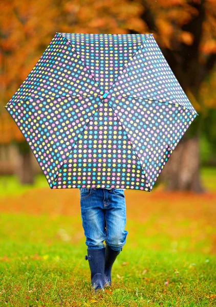 Junge versteckt sich hinter Regenschirm — Stockfoto