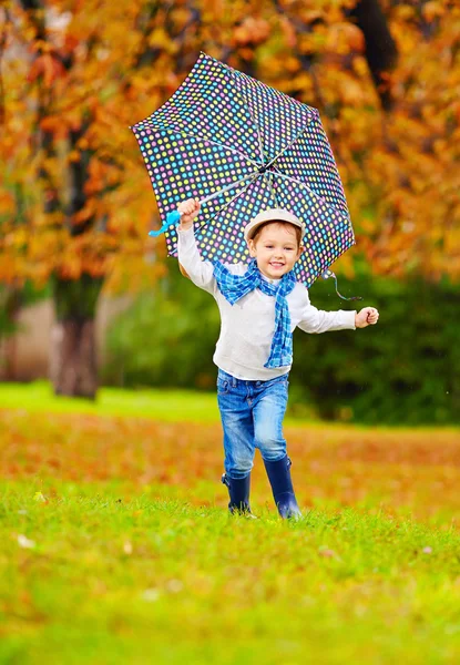 Ευτυχισμένο αγόρι απολαμβάνοντας μια φθινοπωρινή βροχή στο πάρκο — Φωτογραφία Αρχείου