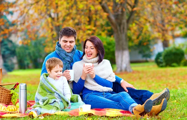 Família feliz juntos no piquenique de outono — Fotografia de Stock